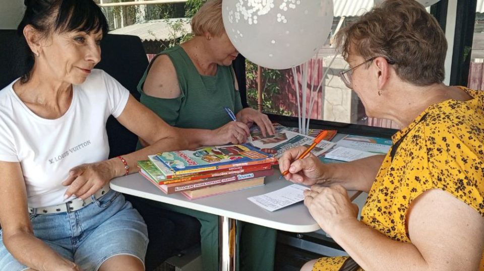 Сегодня КИБО «Читающий автобус» отправился по новому маршруту – в посёлок Новосемейкино Сегодня КИБО «Читающий автобус» отправился по новому маршруту – в посёлок Новосемейкино