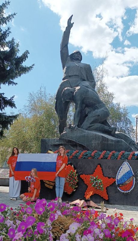 Символ народа. В преддверии Дня Государственного флага Российской Федерации активисты Движения Первых ГБОУ ЛНР "Марковская гимназия" участвуют во Всероссийской акции «Символ народа» Символ народа. В преддверии Дня Государственного флага Российской Федерации активисты Движения Первых ГБОУ ЛНР "Марковская гимназия" участвуют во Всероссийской акции «Символ народа»