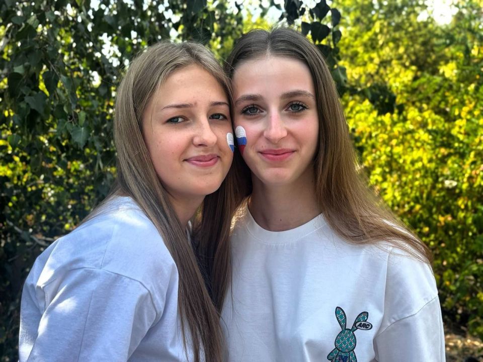 Активисты Движения Первых Ровеньковской школы №12 совместно с советником по воспитанию Валентиной Иванча приняли участие в онлайн-акции «Триколор добра», приуроченной ко Дню Государственного флага Активисты Движения Первых Ровеньковской школы №12 совместно с советником по воспитанию Валентиной Иванча приняли участие в онлайн-акции «Триколор добра», приуроченной ко Дню Государственного флага