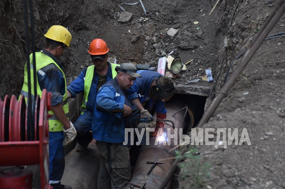 В Алчевске обновляется магистральная теплотрасса по улице Липовенко В Алчевске обновляется магистральная теплотрасса по улице Липовенко