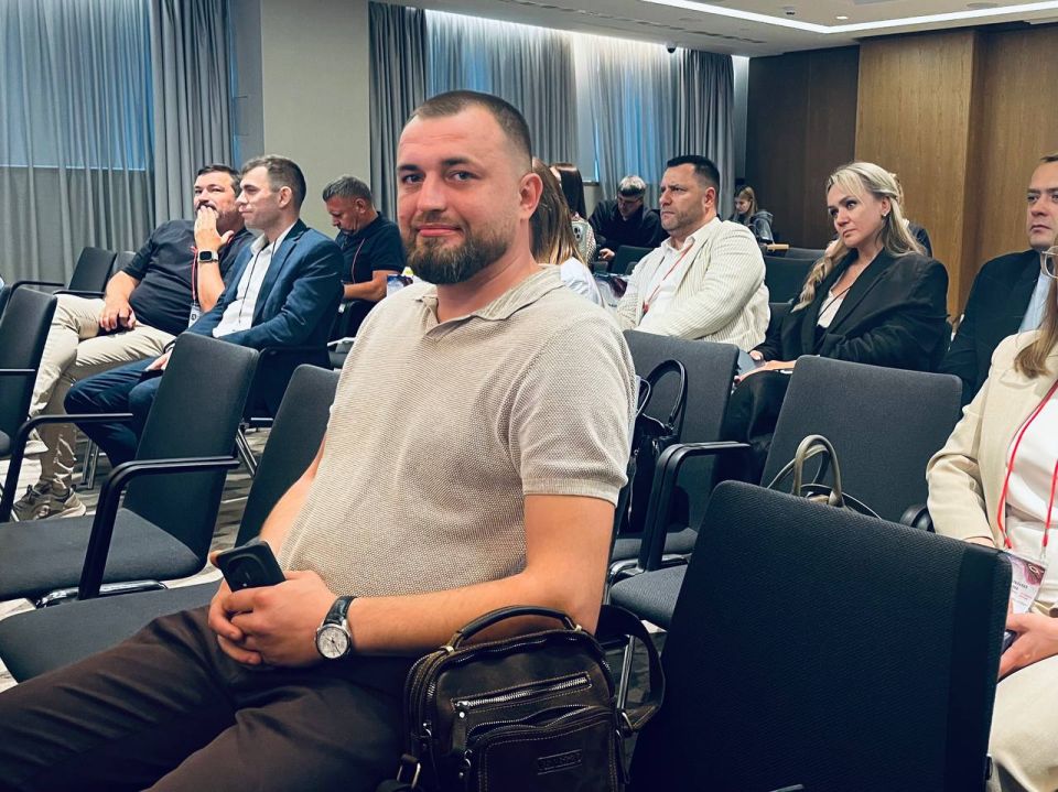 Герман Скороходов, участник федеральной программы «Лидеры развития инфраструктуры» в составе команды из ЛНР, принимает участие в "Федпрактике-2025" в Ростове-на-Дону Герман Скороходов, участник федеральной программы «Лидеры развития инфраструктуры» в составе команды из ЛНР, принимает участие в "Федпрактике-2025" в Ростове-на-Дону