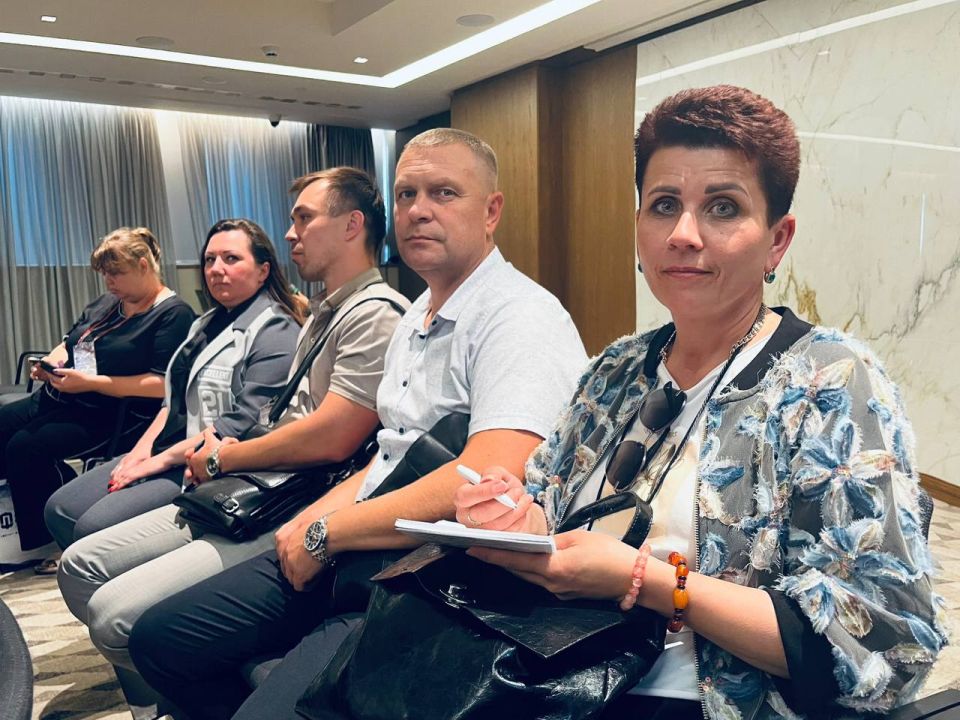 Заместитель Главы Минпромторга ЛНР Валентина Токова совместно с начальниками профильных отделов ведомства прямо сейчас принимает участие в сессии, посвященной важнейшим направлениям развития промышленности России: Заместитель Главы Минпромторга ЛНР Валентина Токова совместно с начальниками профильных отделов ведомства прямо сейчас принимает участие в сессии, посвященной важнейшим направлениям развития промышленности России: