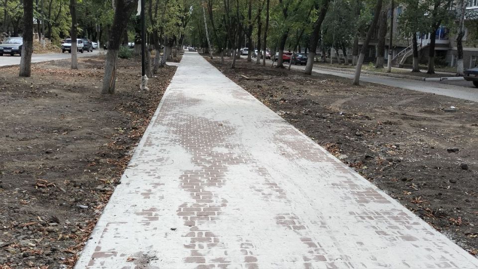 В Ровеньках продолжаются работы по благоустройству аллеи по улице Ленина В Ровеньках продолжаются работы по благоустройству аллеи по улице Ленина