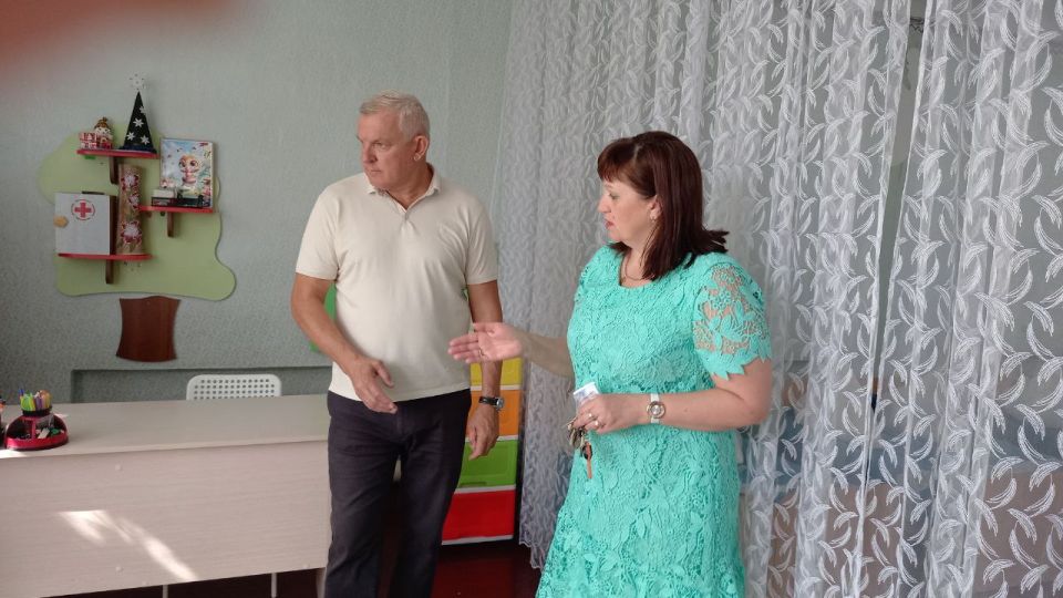 Владимир Шавлай: Встреча с педагогическими коллективами и вручение партбилетов Единой России Владимир Шавлай: Встреча с педагогическими коллективами и вручение партбилетов Единой России