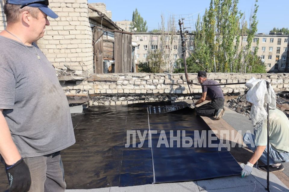В Стаханове восстанавливают кровлю многоэтажных домов В Стаханове восстанавливают кровлю многоэтажных домов