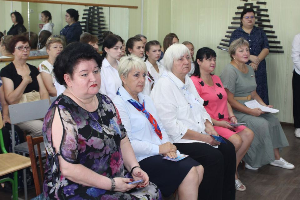 В рамках партпроектов «Историческая память» и «Новая школа» в Родаково состоялся час памяти, посвященный годовщинам обстрелов поселка В рамках партпроектов «Историческая память» и «Новая школа» в Родаково состоялся час памяти, посвященный годовщинам обстрелов поселка