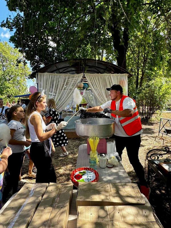 Волонтёры фонда «Рука помощи» и ООО «ТЭНТОНИ» - в гостях в центре «Возрождение» Волонтёры фонда «Рука помощи» и ООО «ТЭНТОНИ» - в гостях в центре «Возрождение»