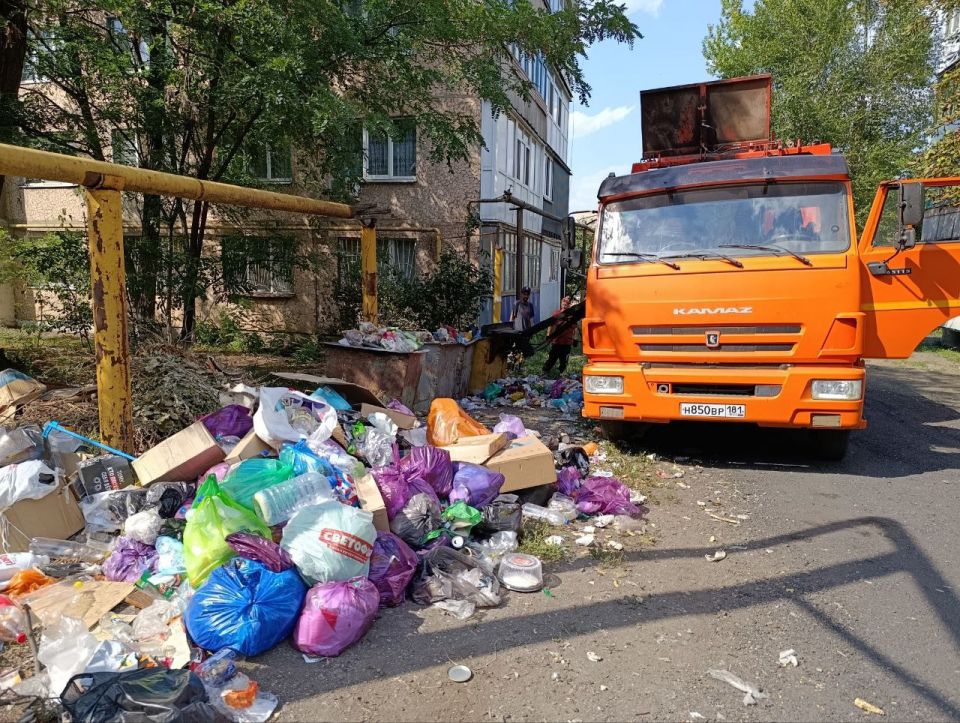 Коммунальные службы продолжали работу по уборке мусора с точек сбора ТКО в многоквартирных домах Коммунальные службы продолжали работу по уборке мусора с точек сбора ТКО в многоквартирных домах