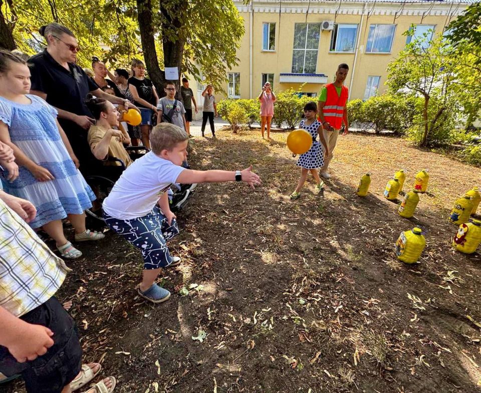 Волонтёры фонда «Рука помощи» и ООО «ТЭНТОНИ» - в гостях в центре «Возрождение» Волонтёры фонда «Рука помощи» и ООО «ТЭНТОНИ» - в гостях в центре «Возрождение»
