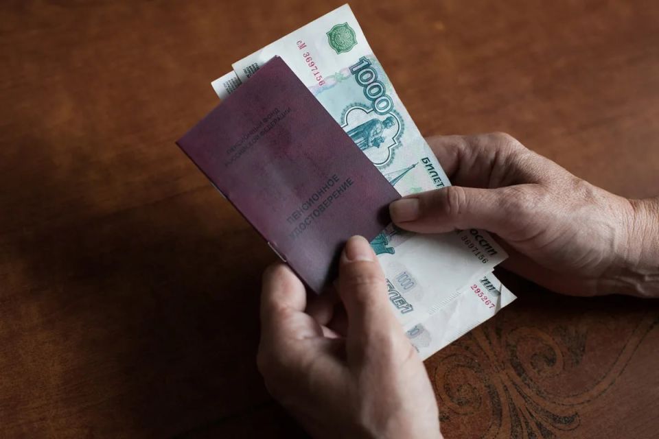 Министр труда и социальной политики ЛНР Елена Макаренко в ходе прямой линии с жителями Республики объяснила, почему не индексируются региональные пенсии