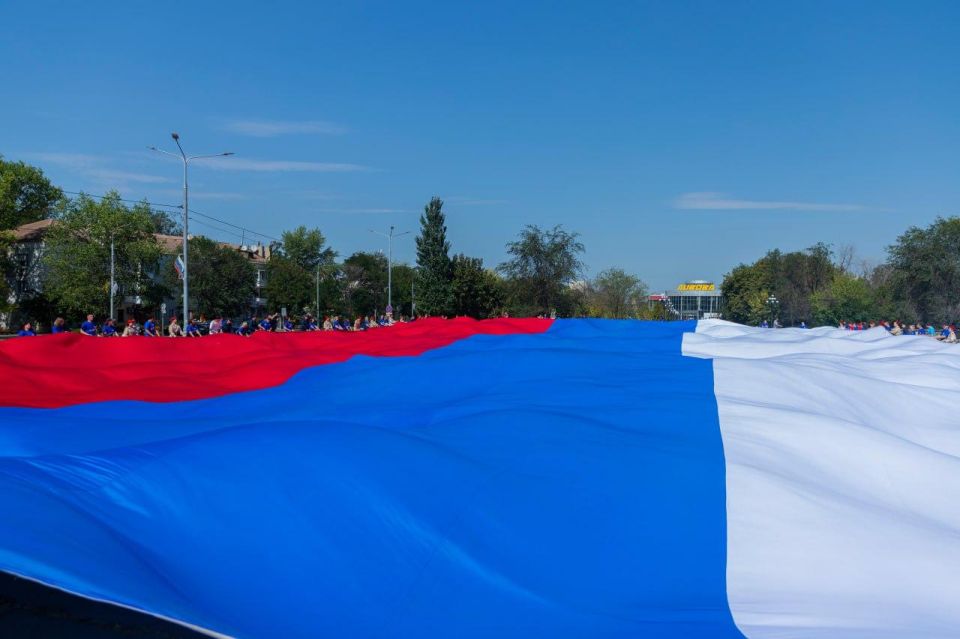 Более 150 молодежных активистов развернули 60-метровый триколор в преддверии Дня Государственного флага России у памятника Воинам-освободителям в Луганске Более 150 молодежных активистов развернули 60-метровый триколор в преддверии Дня Государственного флага России у памятника Воинам-освободителям в Луганске