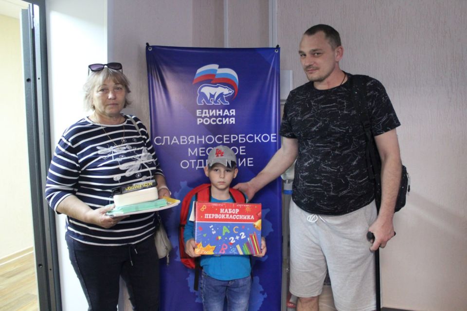 На Славяносербщине продолжается выдача канцелярских наборов На Славяносербщине продолжается выдача канцелярских наборов