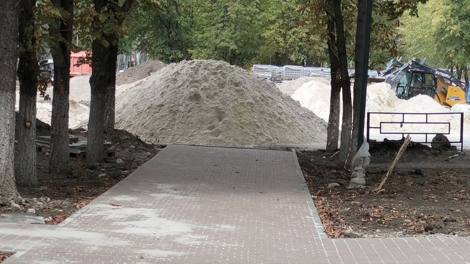 В Ровеньках продолжаются работы по благоустройству аллеи по улице Ленина В Ровеньках продолжаются работы по благоустройству аллеи по улице Ленина