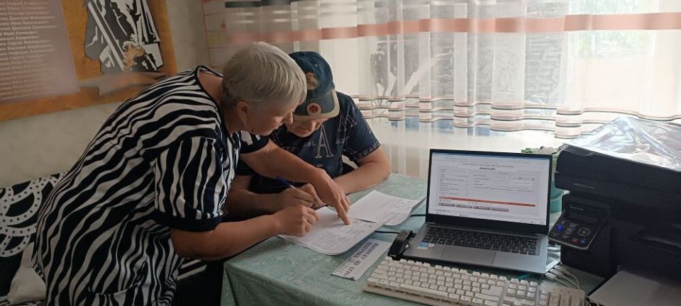 Порядка 50 заявлений приняли специалисты МФЦ ЛНР от жителей села Орехово во время выездного обслуживания Порядка 50 заявлений приняли специалисты МФЦ ЛНР от жителей села Орехово во время выездного обслуживания