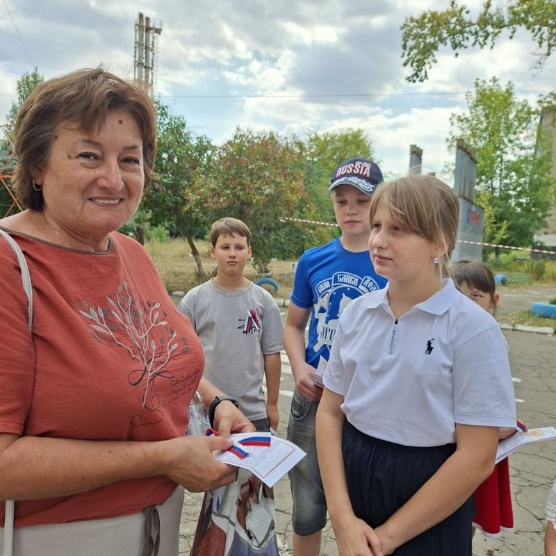В преддверии государственного праздника Дня Флага Российской Федерации в учреждениях дополнительного образования и клубных учреждениях городского округа город Ровеньки прошли тематические мероприятия В преддверии государственного праздника Дня Флага Российской Федерации в учреждениях дополнительного образования и клубных учреждениях городского округа город Ровеньки прошли тематические мероприятия