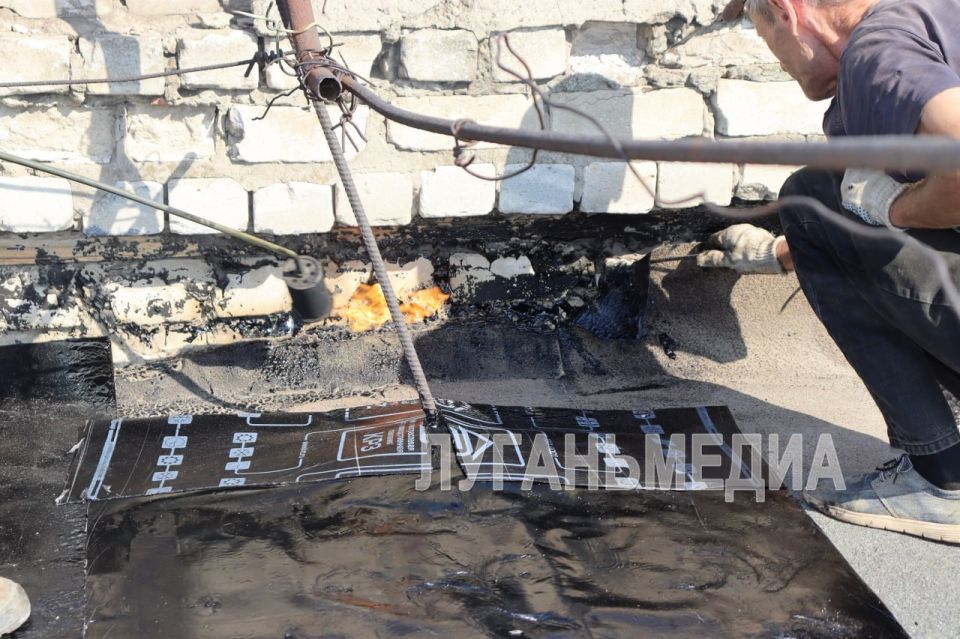 В Стаханове восстанавливают кровлю многоэтажных домов В Стаханове восстанавливают кровлю многоэтажных домов