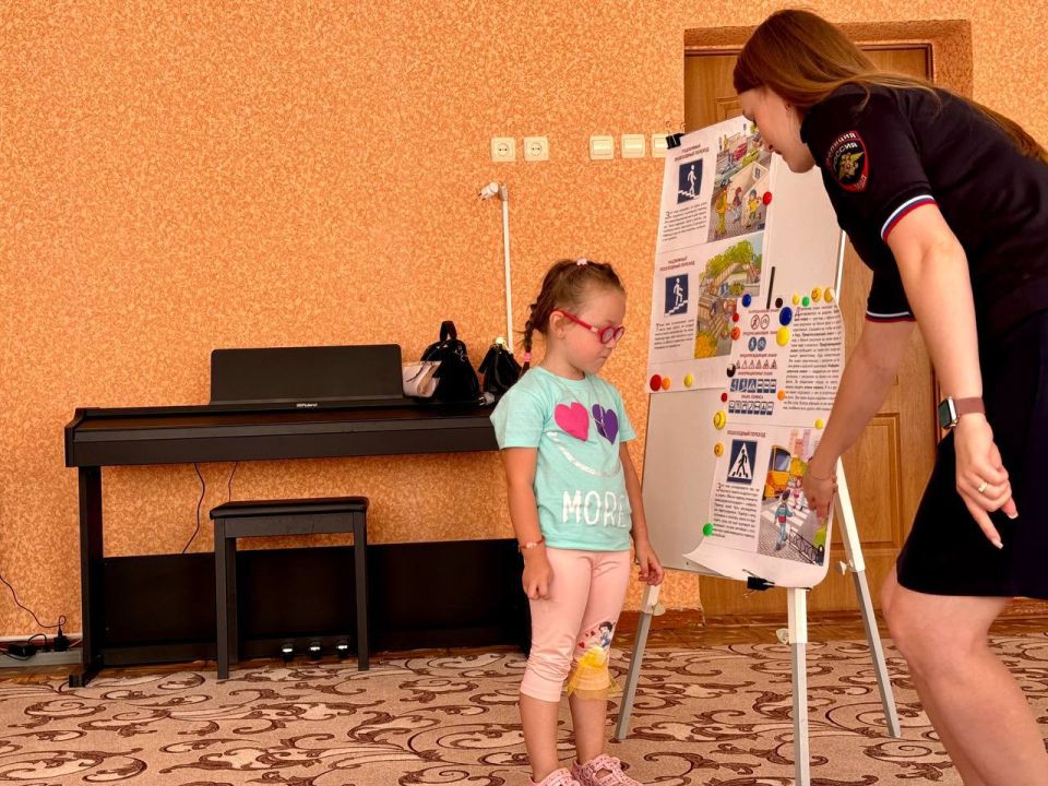 Сотрудники Центра ДиТН, ПБДД ГИБДД МВД по ЛНР побывали в гостях у воспитанников детского сада № 79 г. Луганска Сотрудники Центра ДиТН, ПБДД ГИБДД МВД по ЛНР побывали в гостях у воспитанников детского сада № 79 г. Луганска