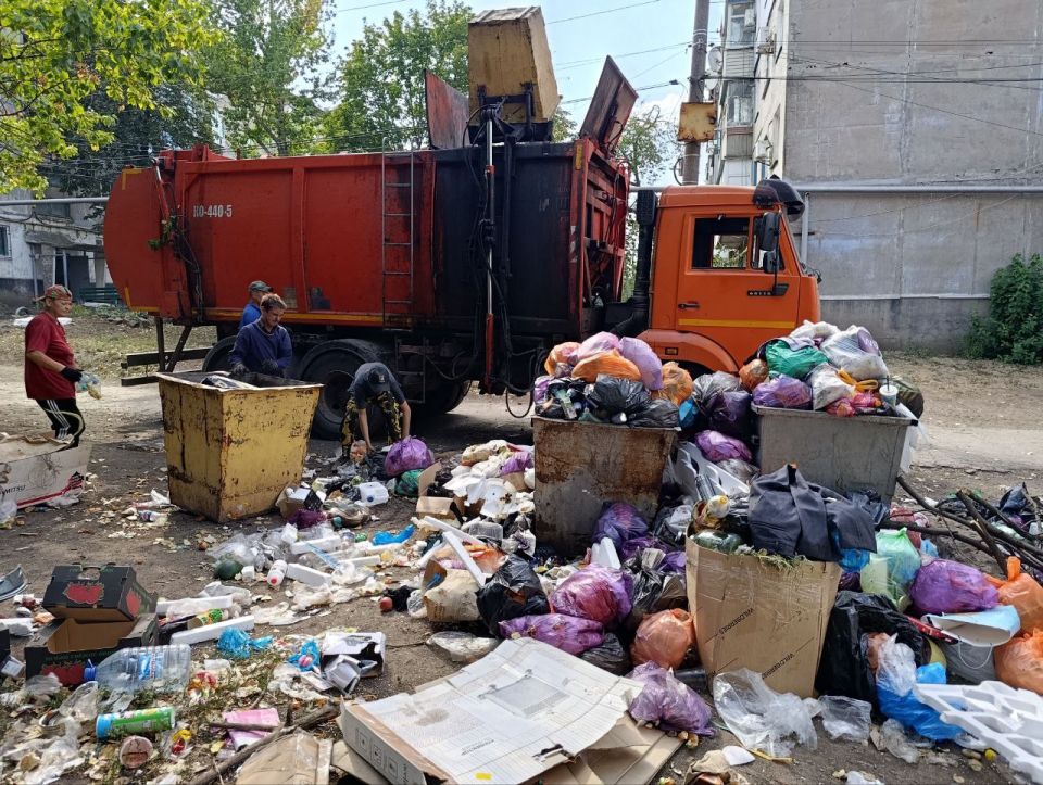 Коммунальные службы продолжали работу по уборке мусора с точек сбора ТКО в многоквартирных домах Коммунальные службы продолжали работу по уборке мусора с точек сбора ТКО в многоквартирных домах