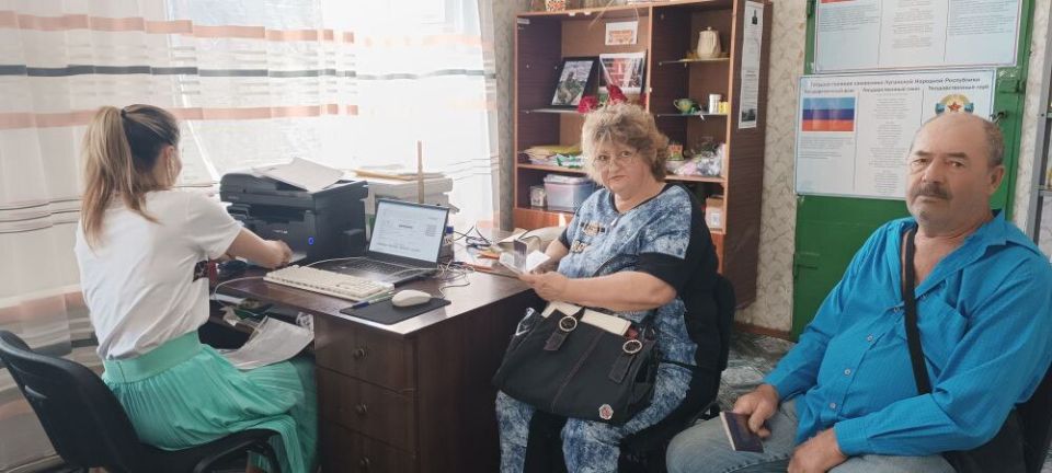 Специалисты Антрацитовского отделения МФЦ осуществили выездную работу с гражданами в селе Орехово Специалисты Антрацитовского отделения МФЦ осуществили выездную работу с гражданами в селе Орехово