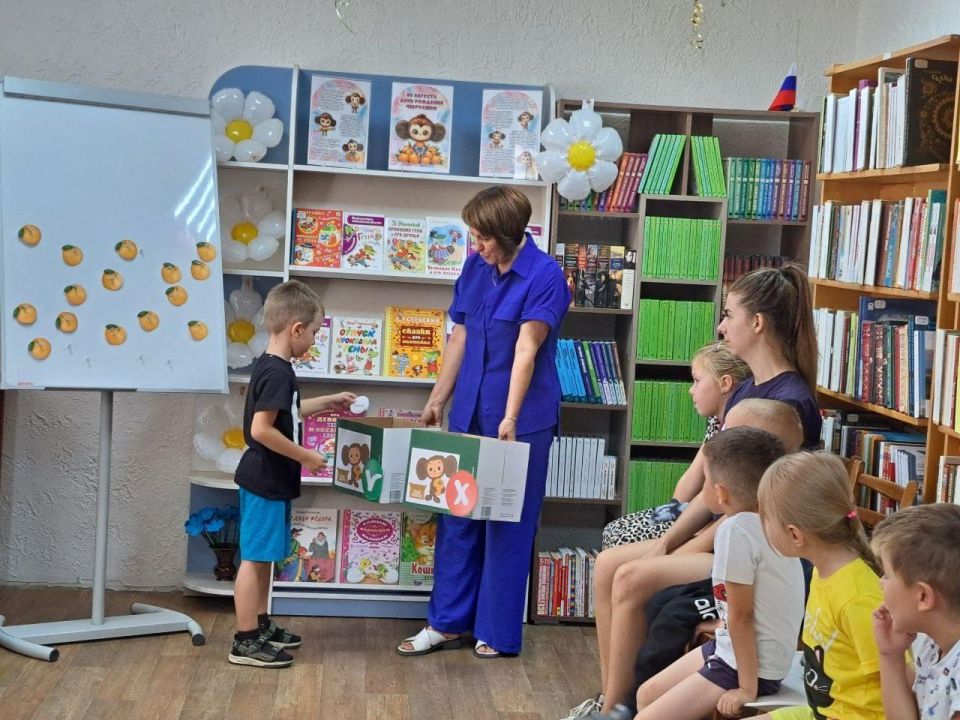 Лутугинская Районная библиотека для детей пригласила воспитанников детского сада отметить День рождения Чебурашки Лутугинская Районная библиотека для детей пригласила воспитанников детского сада отметить День рождения Чебурашки