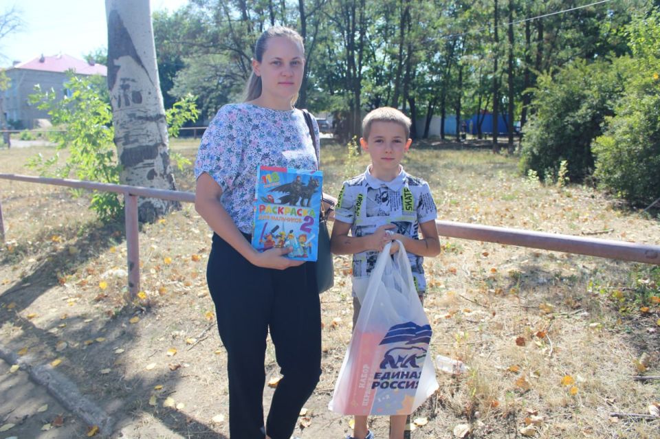 На Славяносербщине продолжается выдача канцелярских наборов На Славяносербщине продолжается выдача канцелярских наборов