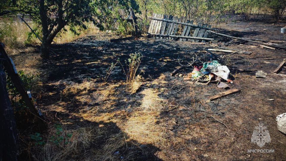 В Вахрушево мужчина закурил сигарету и случайно сжег часть подворья В Вахрушево мужчина закурил сигарету и случайно сжег часть подворья