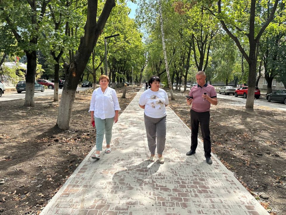 В Ровеньках продолжаются работы по благоустройству аллеи по улице Ленина В Ровеньках продолжаются работы по благоустройству аллеи по улице Ленина