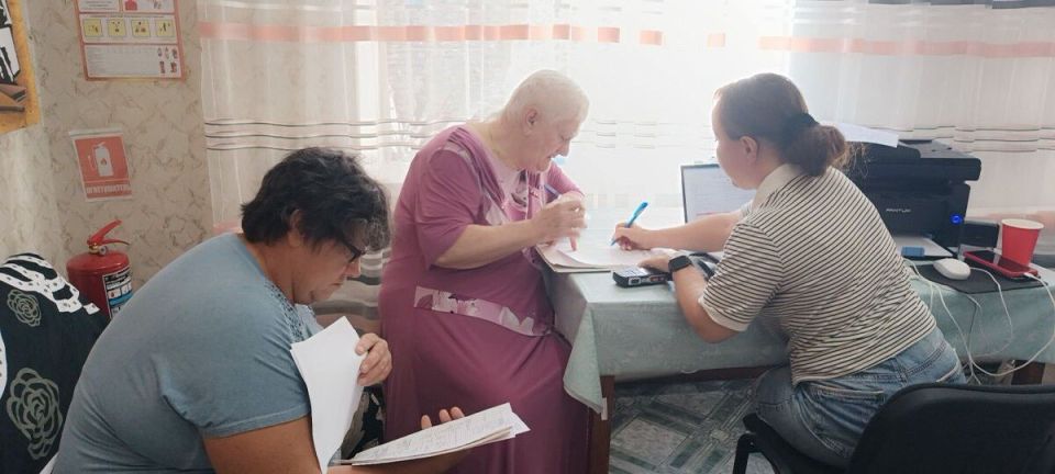 Порядка 50 заявлений приняли специалисты МФЦ ЛНР от жителей села Орехово во время выездного обслуживания Порядка 50 заявлений приняли специалисты МФЦ ЛНР от жителей села Орехово во время выездного обслуживания