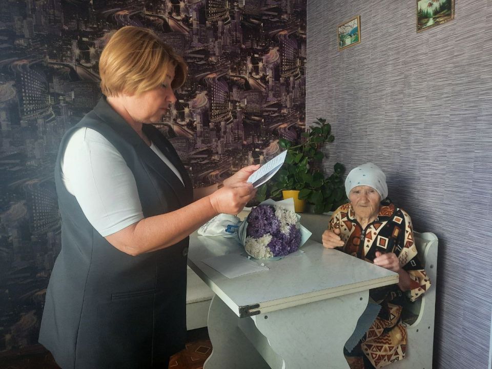 Глава Администрации Троицкого муниципального округа Резникова Лариса Васильевна посетила ветерана Великой Отечественной войны Варич Галину Яковлевну в её 95-летний юбилей Глава Администрации Троицкого муниципального округа Резникова Лариса Васильевна посетила ветерана Великой Отечественной войны Варич Галину Яковлевну в её 95-летний юбилей