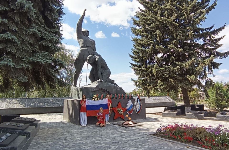 Символ народа. В преддверии Дня Государственного флага Российской Федерации активисты Движения Первых ГБОУ ЛНР "Марковская гимназия" участвуют во Всероссийской акции «Символ народа» Символ народа. В преддверии Дня Государственного флага Российской Федерации активисты Движения Первых ГБОУ ЛНР "Марковская гимназия" участвуют во Всероссийской акции «Символ народа»