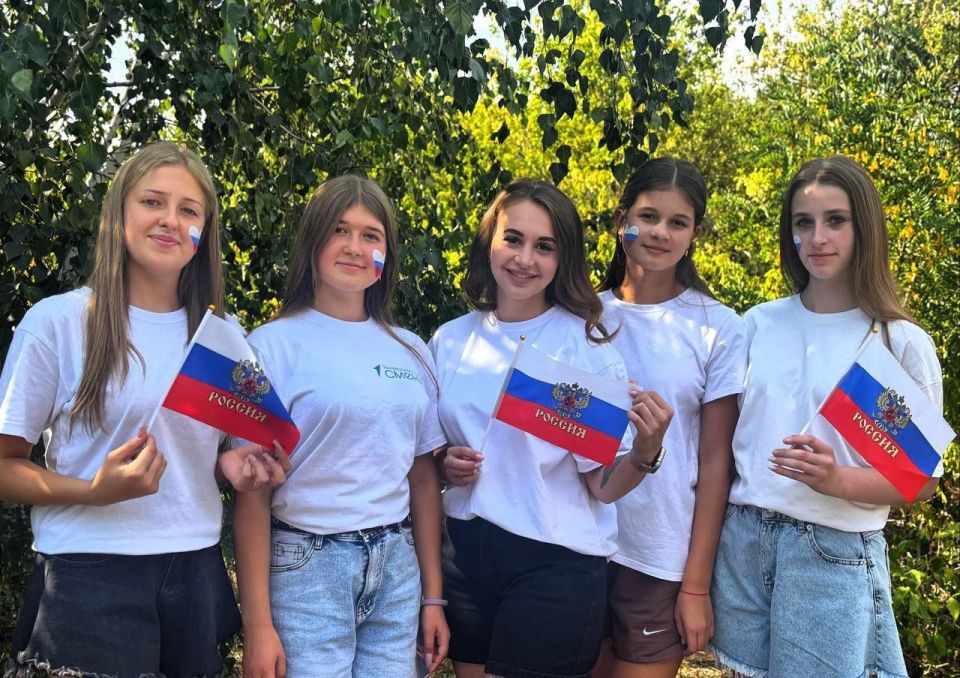 Активисты Движения Первых Ровеньковской школы №12 совместно с советником по воспитанию Валентиной Иванча приняли участие в онлайн-акции «Триколор добра», приуроченной ко Дню Государственного флага Активисты Движения Первых Ровеньковской школы №12 совместно с советником по воспитанию Валентиной Иванча приняли участие в онлайн-акции «Триколор добра», приуроченной ко Дню Государственного флага