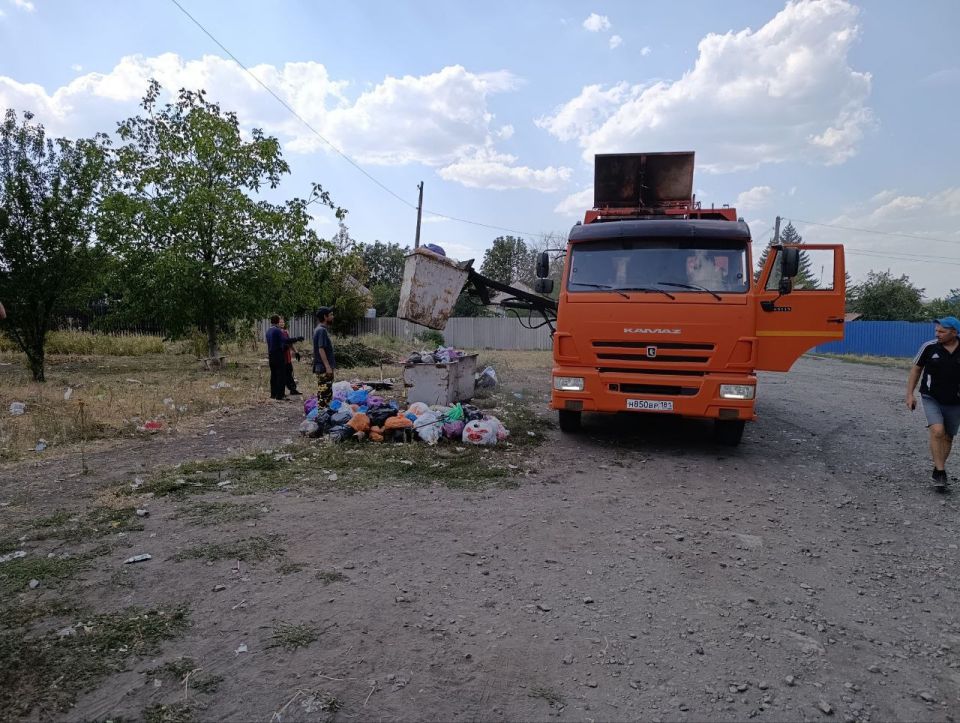 Коммунальные службы продолжали работу по уборке мусора с точек сбора ТКО в многоквартирных домах Коммунальные службы продолжали работу по уборке мусора с точек сбора ТКО в многоквартирных домах