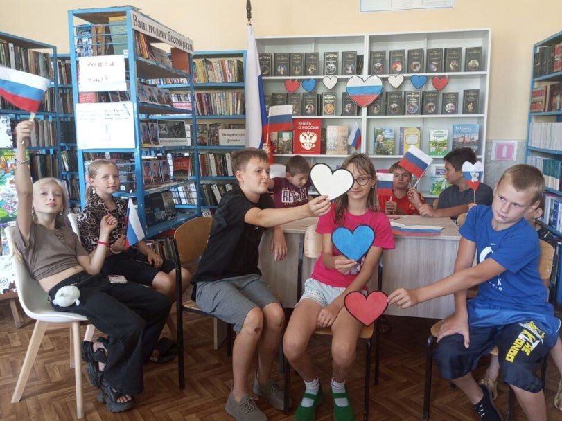 В преддверии государственного праздника Дня Флага Российской Федерации в учреждениях дополнительного образования и клубных учреждениях городского округа город Ровеньки прошли тематические мероприятия В преддверии государственного праздника Дня Флага Российской Федерации в учреждениях дополнительного образования и клубных учреждениях городского округа город Ровеньки прошли тематические мероприятия