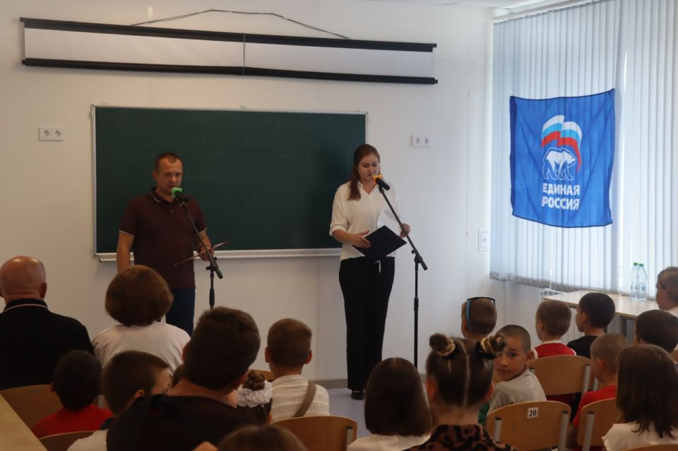 В Северодонецке школьникам вручили рюкзаки и канцелярские товары в рамках акции "Собери ребенка в школу" В Северодонецке школьникам вручили рюкзаки и канцелярские товары в рамках акции "Собери ребенка в школу"