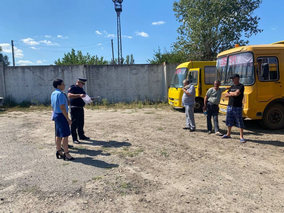 В преддверии нового учебного сотрудники ОГИБДД ОМВД России «Славяносербский» и «Старобельский» провели комплексную проверку технического состояния школьных автобусов, осуществляющих перевозку детей к образовательным... В преддверии нового учебного сотрудники ОГИБДД ОМВД России «Славяносербский» и «Старобельский» провели комплексную проверку технического состояния школьных автобусов, осуществляющих перевозку детей к образовательным...