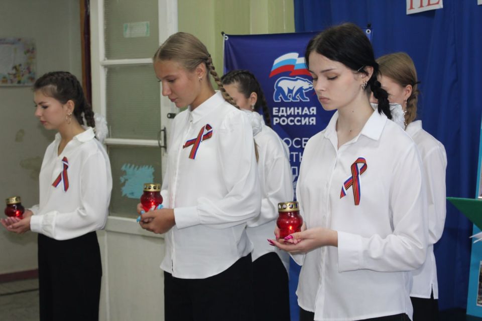 В рамках партпроектов «Историческая память» и «Новая школа» в Родаково состоялся час памяти, посвященный годовщинам обстрелов поселка В рамках партпроектов «Историческая память» и «Новая школа» в Родаково состоялся час памяти, посвященный годовщинам обстрелов поселка