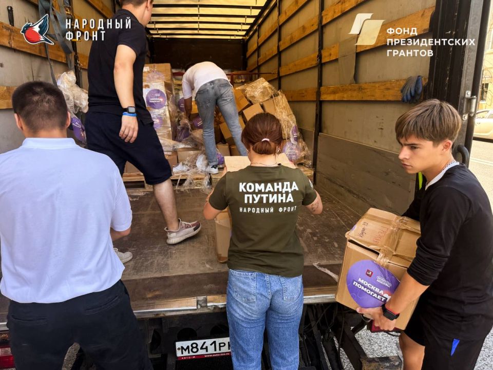 Спасибо Москве за помощь!. Молодежка Народного Фронта совместно с региональным штабом «Мы вместе» и Мосволонтерами оперативно разгрузили гуманитарную помощь от проекта «Москва помогает» Спасибо Москве за помощь!. Молодежка Народного Фронта совместно с региональным штабом «Мы вместе» и Мосволонтерами оперативно разгрузили гуманитарную помощь от проекта «Москва помогает»