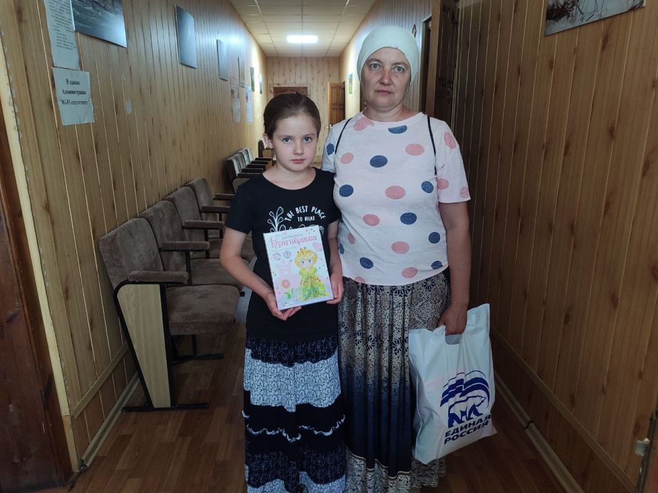 «Собери ребенка в школу». Кременские единороссы передают канцелярские принадлежности многодетным семьям и малообеспеченным семьям города Кременная «Собери ребенка в школу». Кременские единороссы передают канцелярские принадлежности многодетным семьям и малообеспеченным семьям города Кременная