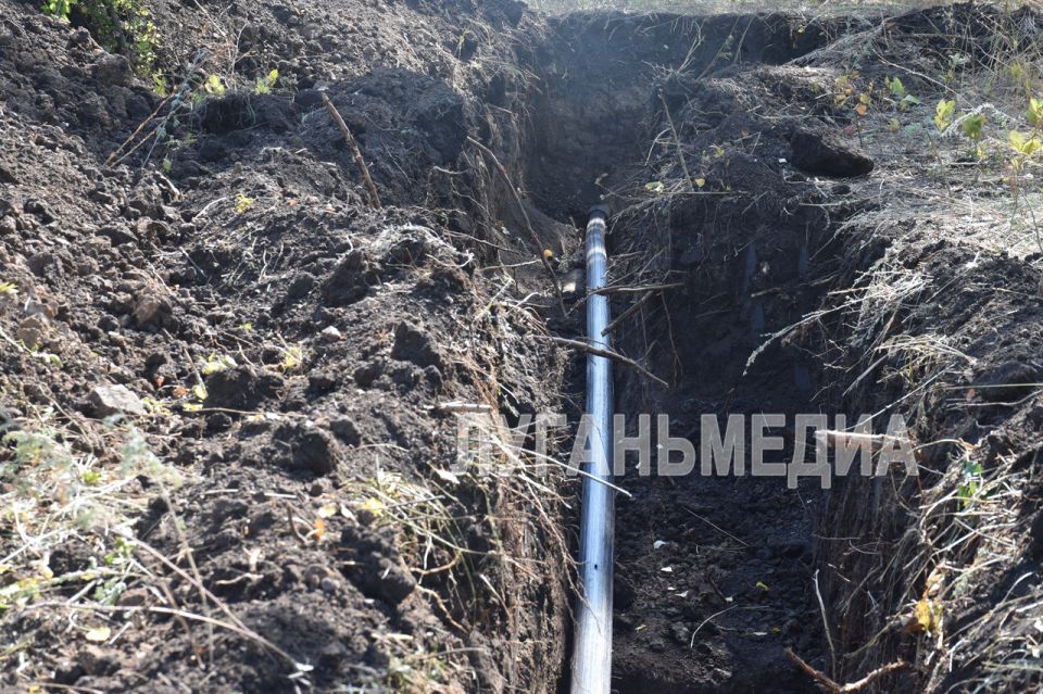 В рамках подготовки к осенне-зимнему периоду специалисты Ровеньковского департамента ГУП ЛНР «Лугансквода» проводят замену водопроводной сети поселка Мирный В рамках подготовки к осенне-зимнему периоду специалисты Ровеньковского департамента ГУП ЛНР «Лугансквода» проводят замену водопроводной сети поселка Мирный