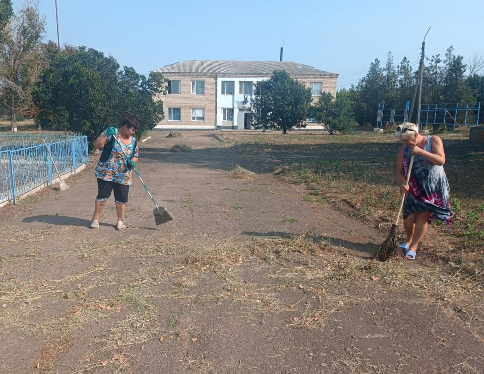 Фотофакт: субботник в Давыдо-Никольском Фотофакт: субботник в Давыдо-Никольском