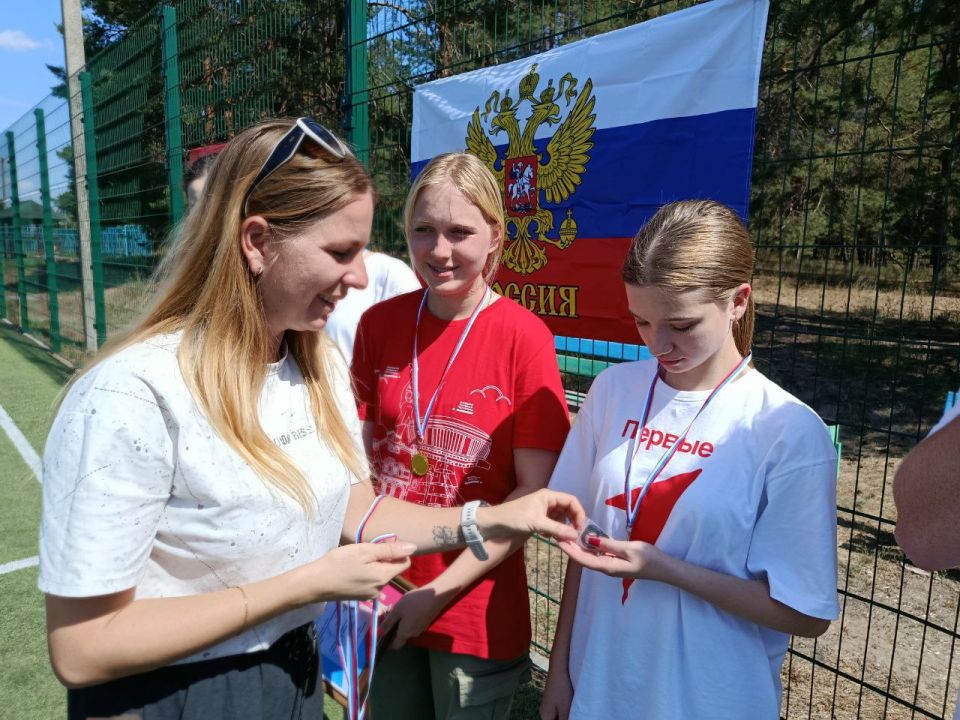 Марина Филиппова: В преддверии Дня Государственного флага, в рамках спортивного марафона «Сила России», который проходит под эгидой «Готов к труду и обороне», состоялось значимое событие для нашей молодежи, организованное... Марина Филиппова: В преддверии Дня Государственного флага, в рамках спортивного марафона «Сила России», который проходит под эгидой «Готов к труду и обороне», состоялось значимое событие для нашей молодежи, организованное...