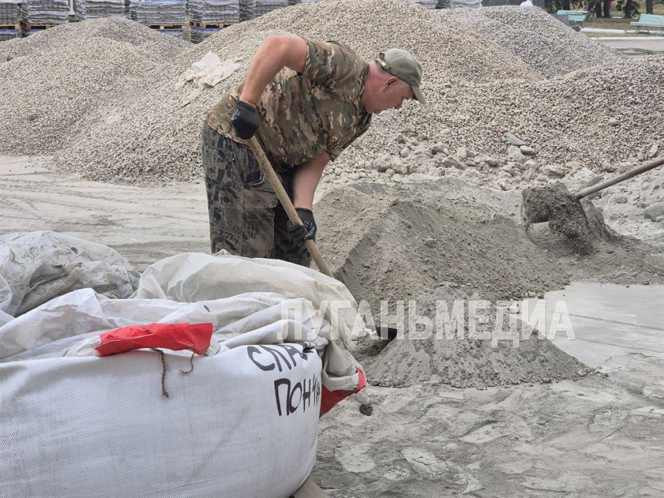 В Ровеньках продолжаются работы по благоустройству аллеи по улице Ленина В Ровеньках продолжаются работы по благоустройству аллеи по улице Ленина