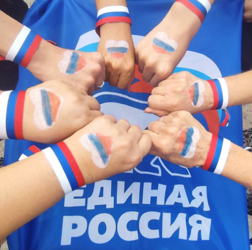 В преддверии Дня государственного флага Российской Федерации сотрудники отдела жизнеобеспечения пгт Новодарьевка Администрации городского округа город Ровеньки, совместно с активистами первичного отделения Всероссийской... В преддверии Дня государственного флага Российской Федерации сотрудники отдела жизнеобеспечения пгт Новодарьевка Администрации городского округа город Ровеньки, совместно с активистами первичного отделения Всероссийской...