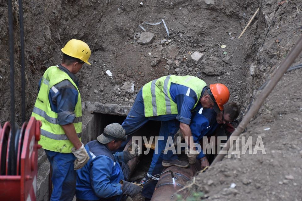 В Алчевске обновляется магистральная теплотрасса по улице Липовенко В Алчевске обновляется магистральная теплотрасса по улице Липовенко