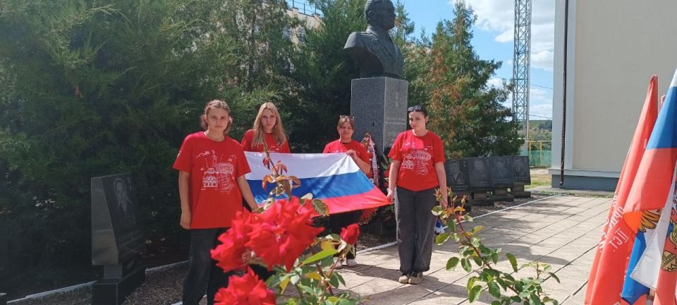 Символ народа. В преддверии Дня Государственного флага Российской Федерации активисты Движения Первых ГБОУ ЛНР "Марковская гимназия" участвуют во Всероссийской акции «Символ народа» Символ народа. В преддверии Дня Государственного флага Российской Федерации активисты Движения Первых ГБОУ ЛНР "Марковская гимназия" участвуют во Всероссийской акции «Символ народа»