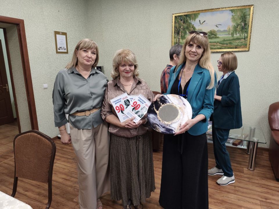 Культурный обмен: педагоги стахановских школ искусств встретились с коллегами из Омска Культурный обмен: педагоги стахановских школ искусств встретились с коллегами из Омска
