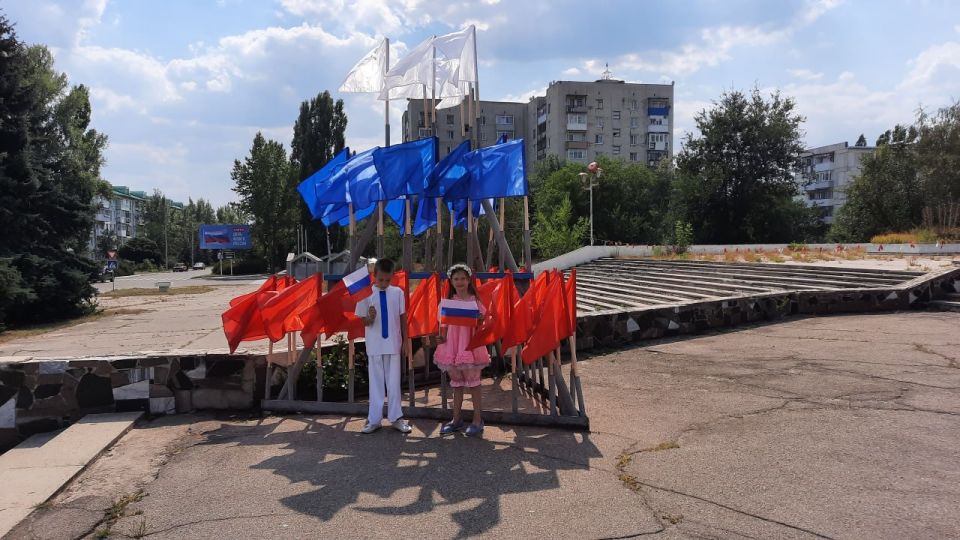 В День государственного флага России городской Дворец культуры пригласил рубежан и гостей города на фотозону «Я своим флагом горжусь!» В День государственного флага России городской Дворец культуры пригласил рубежан и гостей города на фотозону «Я своим флагом горжусь!»
