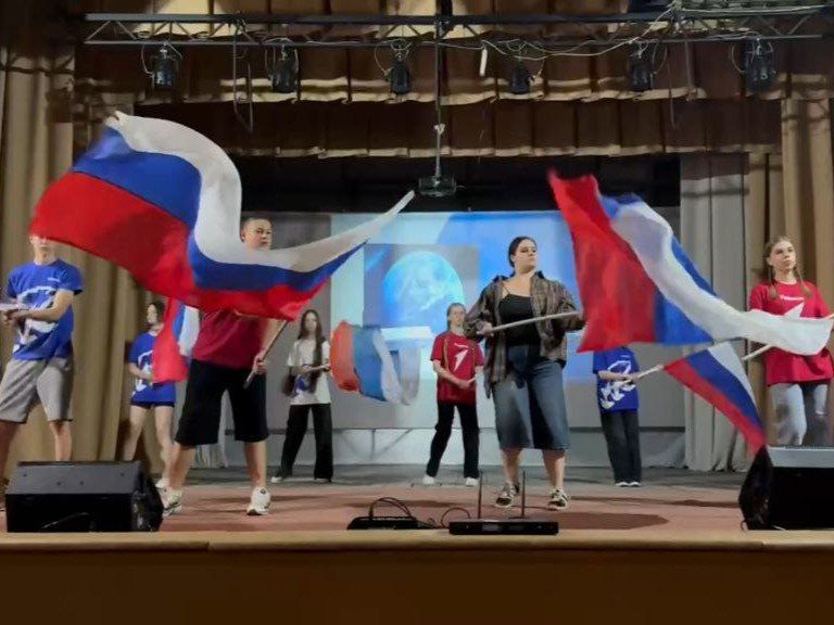 Юные меловчане отметили День государственного флага РФ танцевальным флешмобом Юные меловчане отметили День государственного флага РФ танцевальным флешмобом