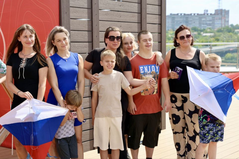 История в три цвета. В один из важнейших государственных праздников страны лекторы Общества «Знание» выступили для молодежи Луганщины История в три цвета. В один из важнейших государственных праздников страны лекторы Общества «Знание» выступили для молодежи Луганщины