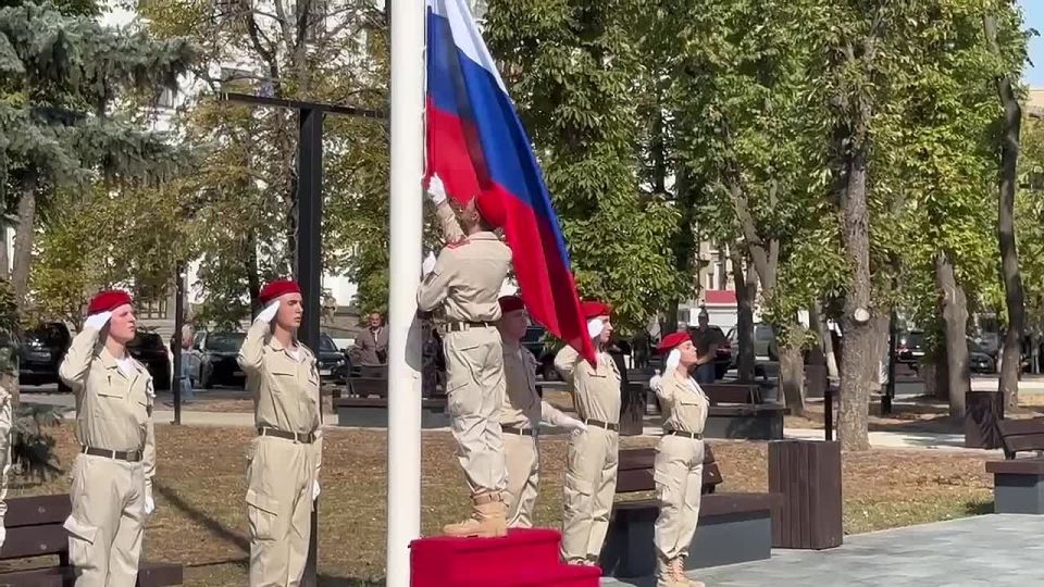 В День Государственного флага Российской Федерации и.о. прокурора республики Валерий Кузьмин принял участие в торжественном поднятии триколора в столице республики
